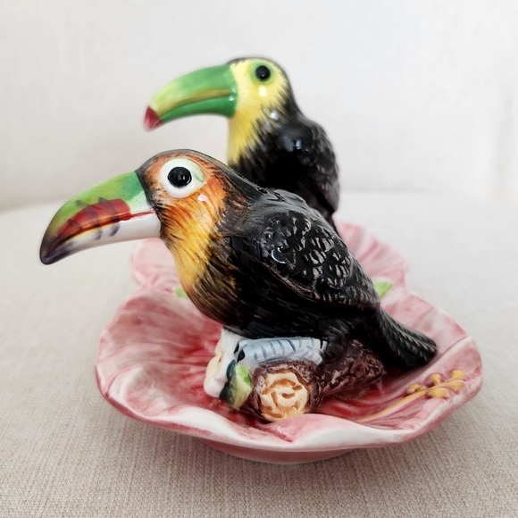 Corner Ruby Tropical Birds Ceramic Salt & Pepper Shaker Set on Tray - New - Picture 7 of 9